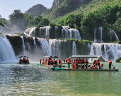 Thác Bản Giốc đổ nước đẹp trong kỳ nghỉ lễ