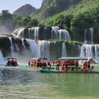 Thác Bản Giốc đổ nước đẹp trong kỳ nghỉ lễ